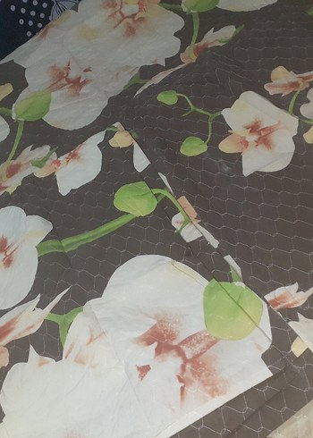 Kahverengi Çiçek Desenli Yatak Örtüsü - Görsel 4