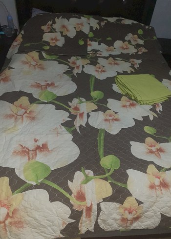 Kahverengi Çiçek Desenli Yatak Örtüsü - Görsel 3