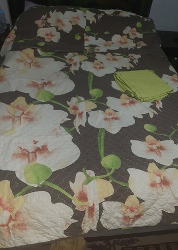 Kahverengi Çiçek Desenli Yatak Örtüsü - Görsel 2