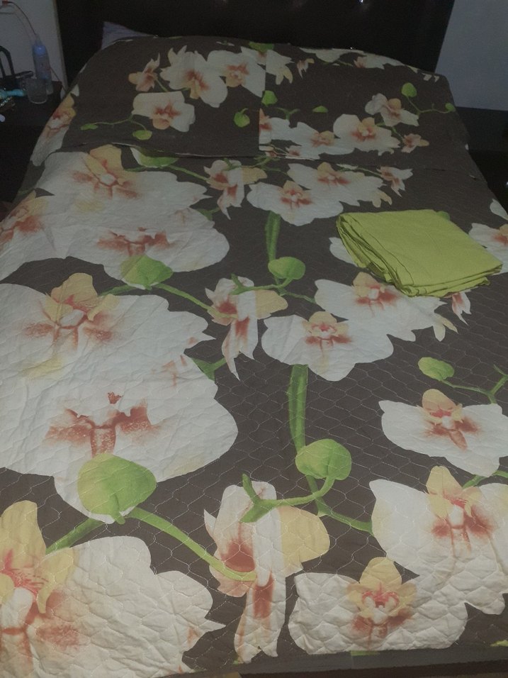 Kahverengi Çiçek Desenli Yatak Örtüsü - Görsel 3