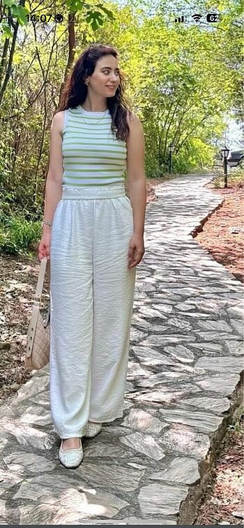 Beyaz pantolon ve yeşil çizgili bluz