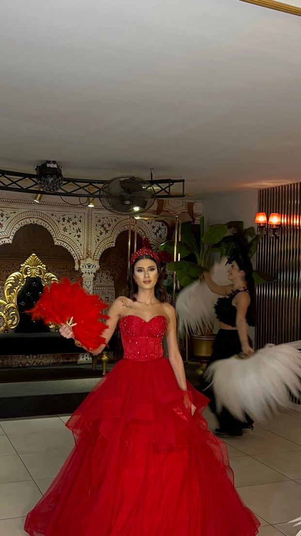 Kırmızı taşlı Straplez kına elbisesi - Görsel 3