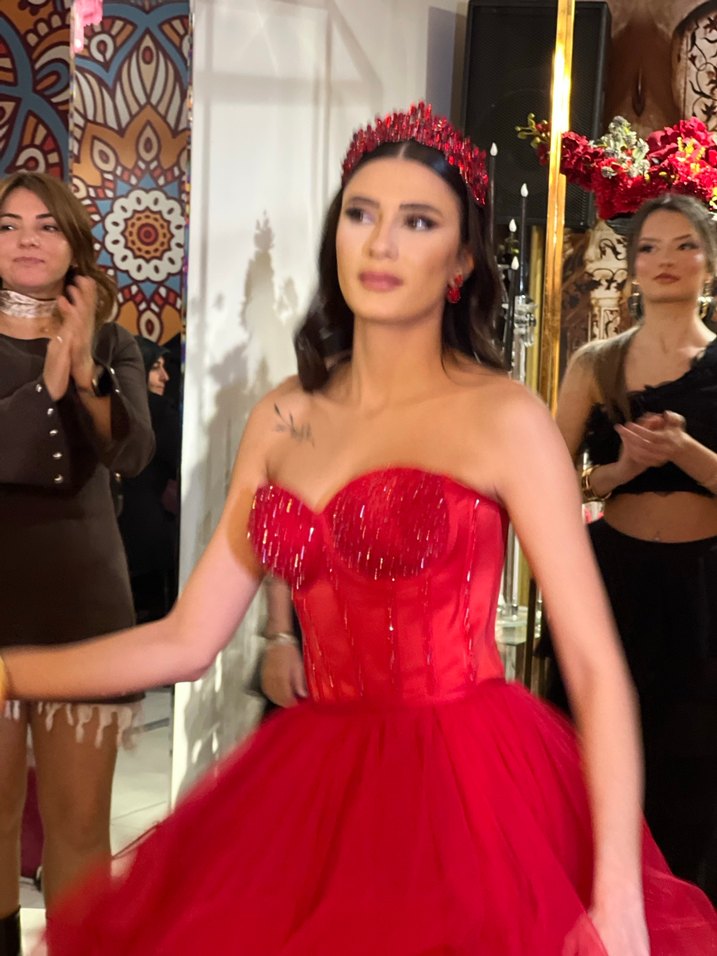 Kırmızı taşlı Straplez kına elbisesi - Görsel 2