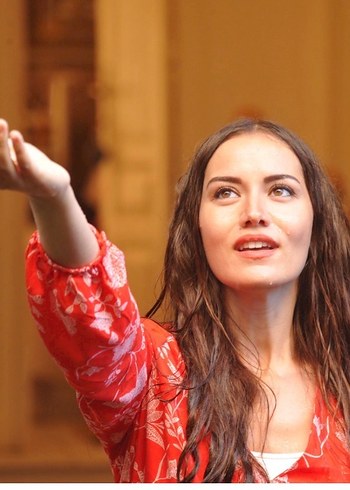 Kırmızı V Yakalı şort tulum - Görsel 3