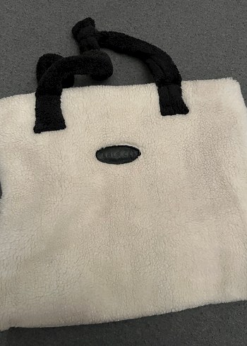 Siyah Kulplu Beyaz Peluş Kadın Çanta