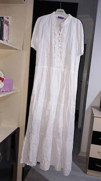 Beyaz topuktan elbise