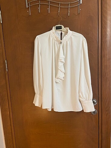 Beyaz gömlek tarzı yakası taşlı bluz