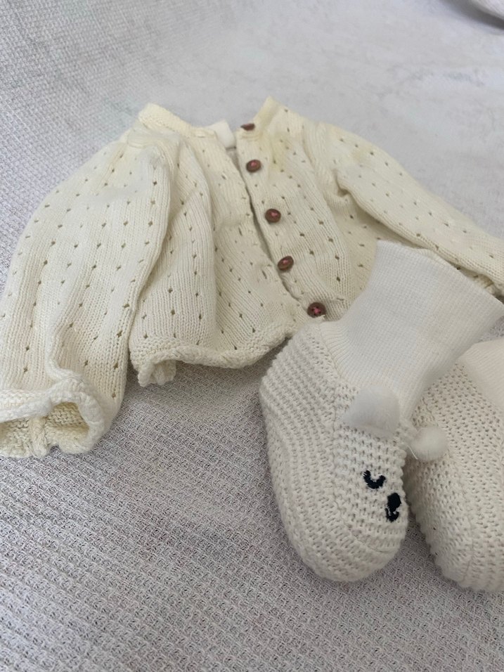 Beyaz Nakışlı Örgü Bebek Kız Takımı - Görsel 5