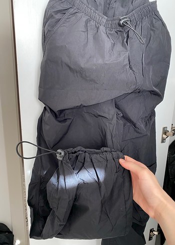 Siyah paraşüt pantolonu - Görsel 4