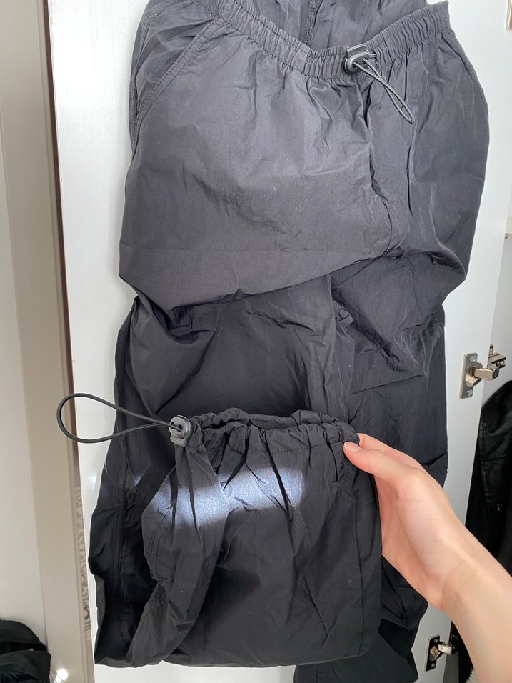 Siyah paraşüt pantolonu - Görsel 4