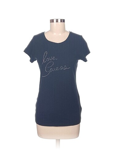 Guess T-shirt %70 İndirimli.