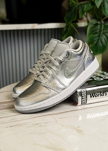 38 Beden Nike Wmns Air Jordan 1 Low ? Metallic Silver ?