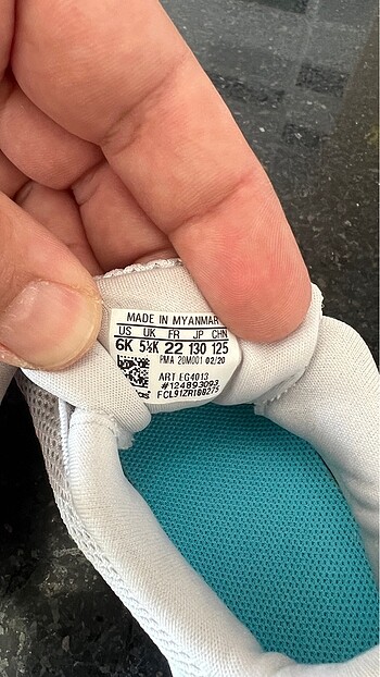 22 Beden beyaz Renk Adidas çocuk ayakkabısı