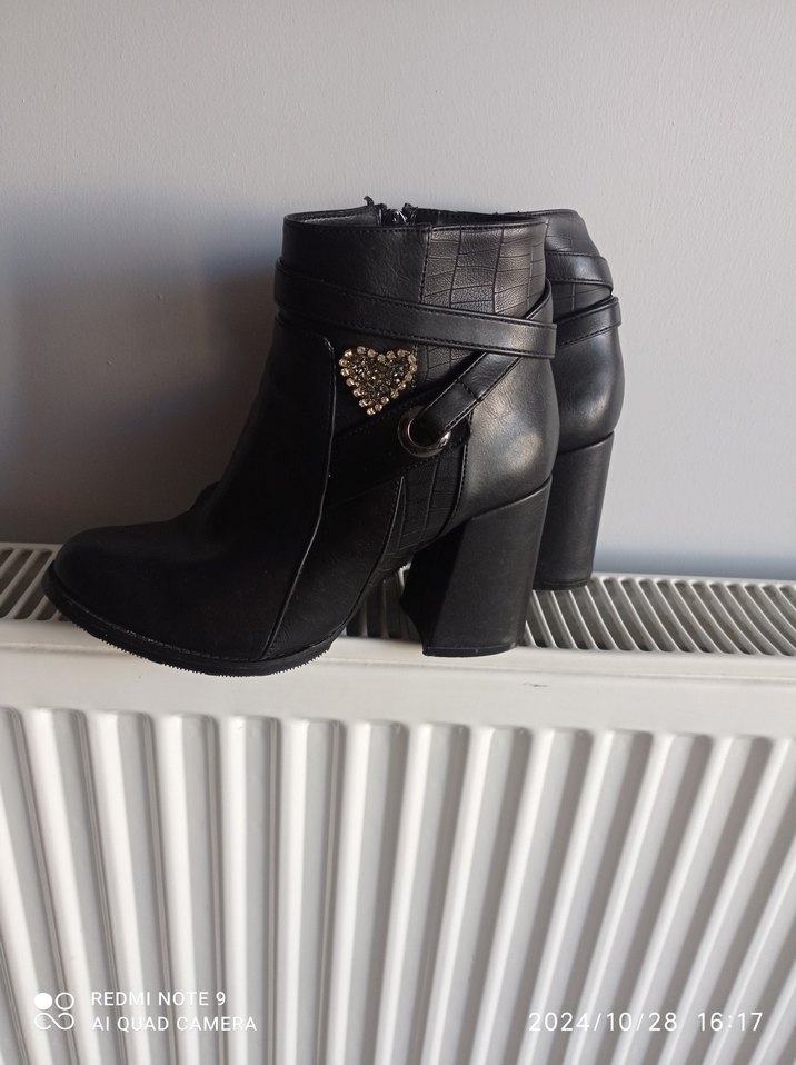 temiz kullanılmış 3-4 kere giyildi 38 38,5 numara için uygun - Görsel 3