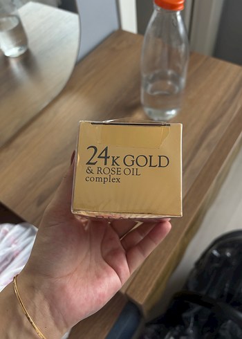 24K Gold & Gül Yağı İçeren Yüz Nemlendirici - Görsel 2