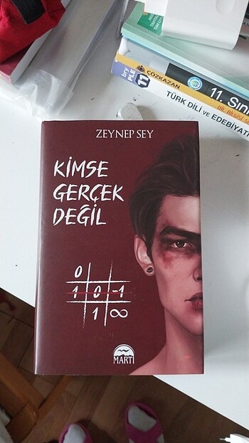 Kimse Gerçek Değil 