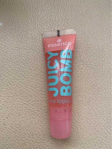 Essence juicy bomb lip gloss