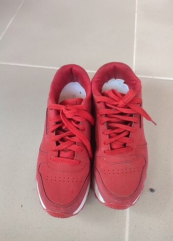 39 Beden kırmızı Renk Reebok ayakkabı 