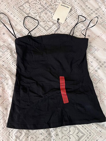 Askılı siyah pull and bear body