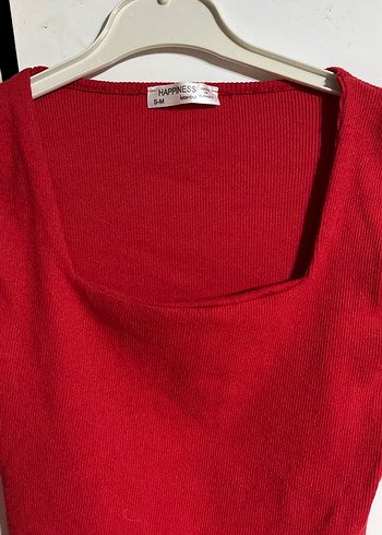 Kırmızı badi bluz esnek bir kumaşa kabdır - Görsel 2