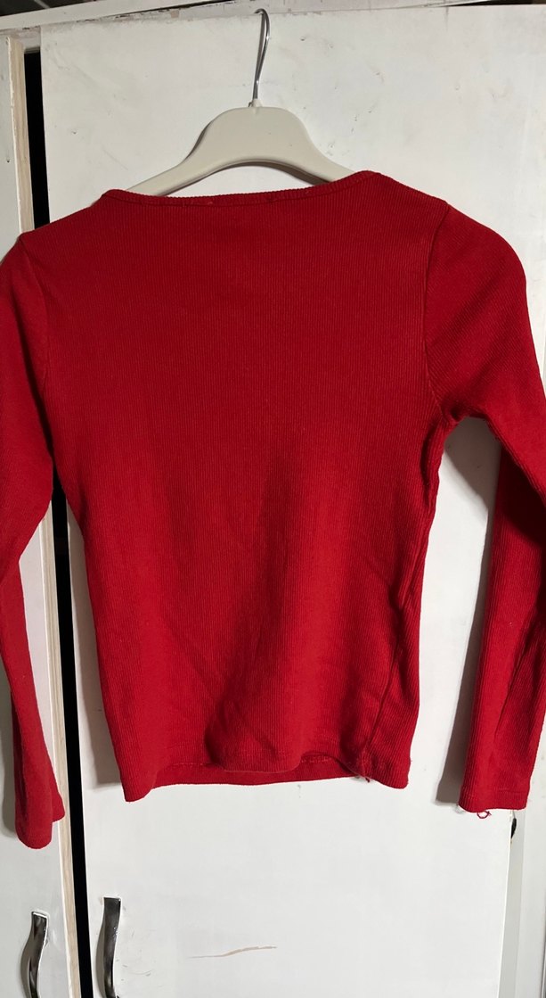 Kırmızı badi bluz esnek bir kumaşa kabdır - Görsel 3