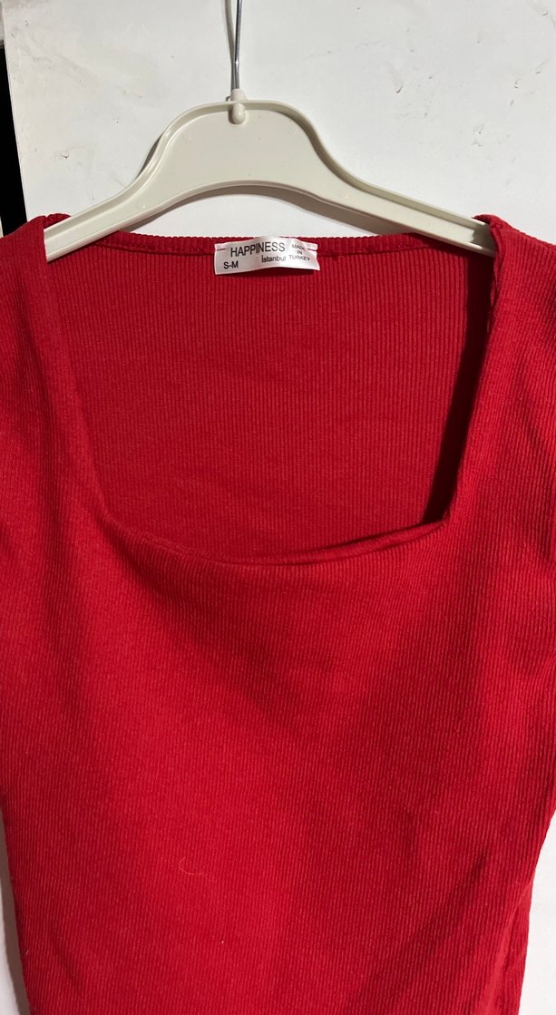 Kırmızı badi bluz esnek bir kumaşa kabdır - Görsel 2