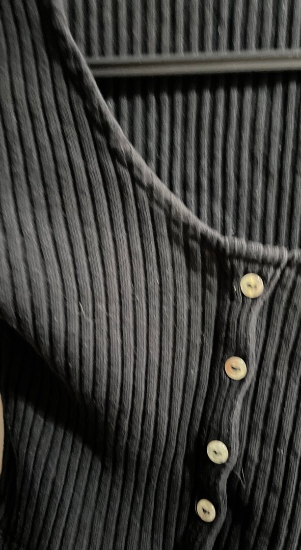 Kadın Siyah Düğmeli V Yaka Triko - Görsel 3