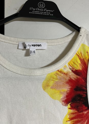 Çiçek Baskılı Beyaz Kadın Atlet - Görsel 3