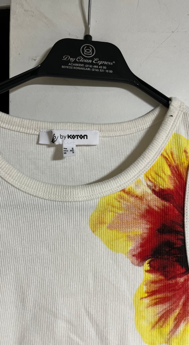 Çiçek Baskılı Beyaz Kadın Atlet - Görsel 3