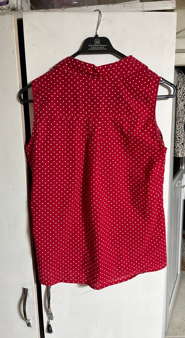 Kırmızı Puantiyeli Kolsuz Gömlek - Görsel 4