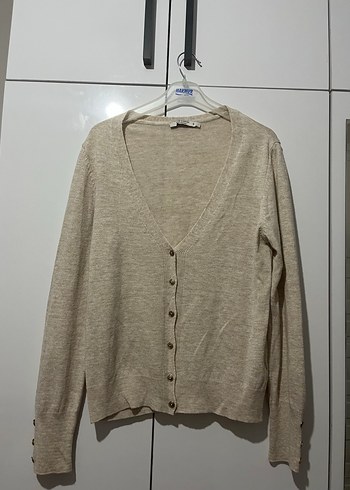 Bej Düğmeli V Yaka Kadın Hırka