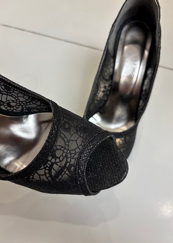 Siyah Dantel Desenli İnce Topuklu Kadın Ayakkabı - Görsel 4