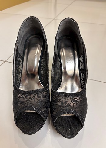 Siyah Dantel Desenli İnce Topuklu Kadın Ayakkabı - Görsel 2
