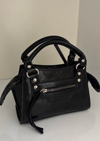 Zara Siyah Deri Tokalı Kadın Çanta