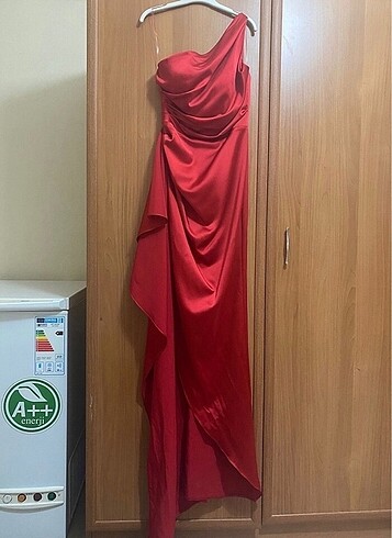 36 Beden kırmızı Renk Kırmızı saten abiye