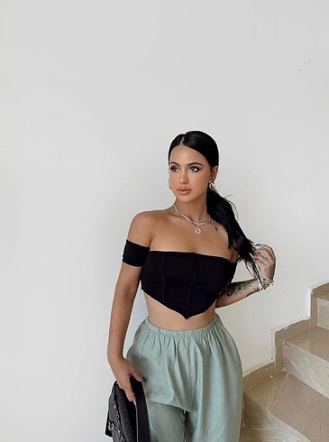 Siyah ön biyeli madonna crop