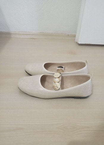 Diğer Kızlar için Beyaz Tokalı Babet Ayakkabı