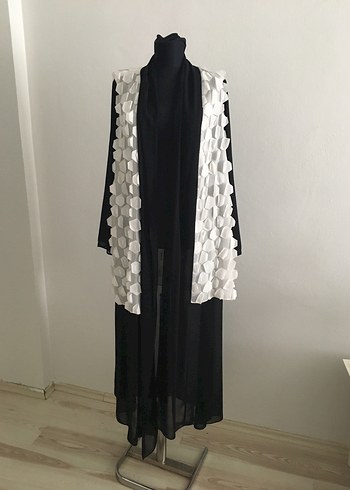 42 Beden Gri Uzun Kollu Siyah Elbise ve Beyaz Pliseli Yelek