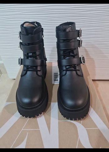 Zara Siyah Deri Gotik Tokalı Platform Bot
