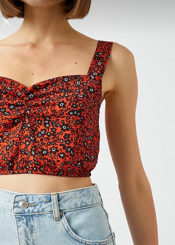 Koton Askılı Kalp Yaka Kırmızı Siyah Çiçek Desenli Bluz - Görsel 5