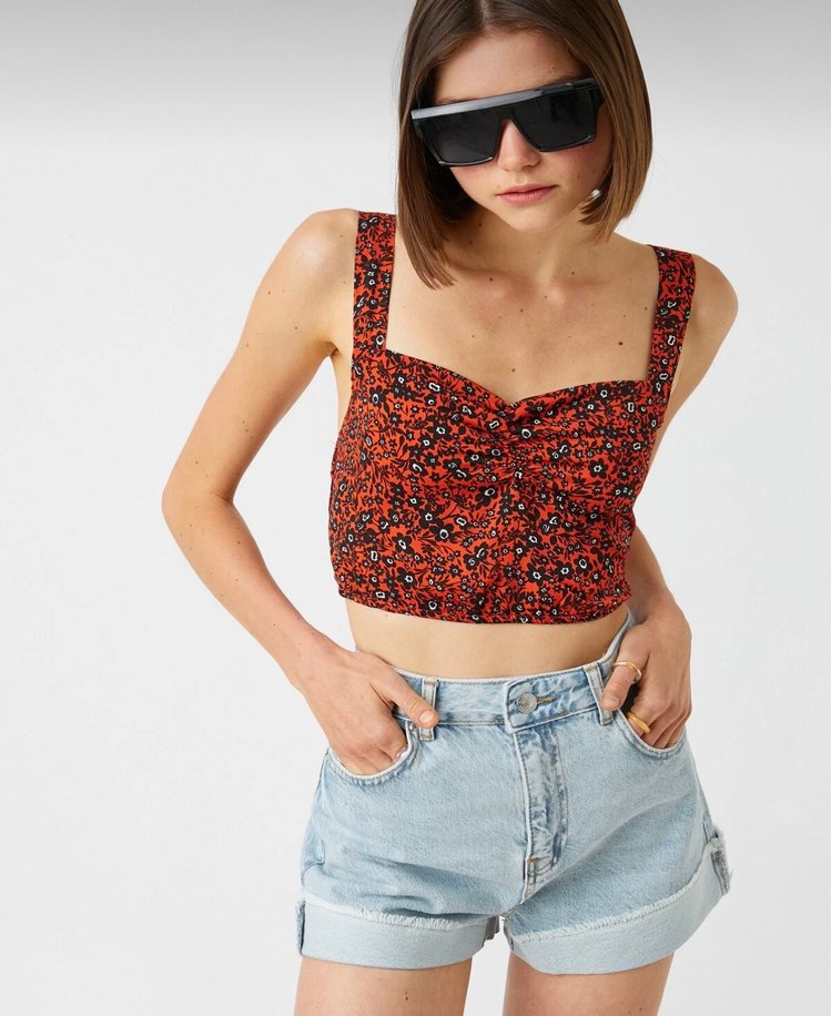 Koton Askılı Kalp Yaka Kırmızı Siyah Çiçek Desenli Bluz - Görsel 2