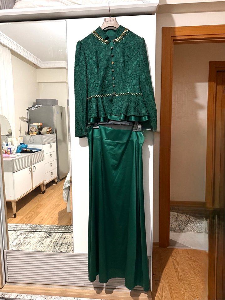 Zümrüt Yeşili Fransız Güpür Tesettür Abiye Etek Ceket Takım - Görsel 5