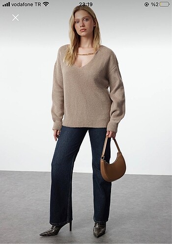 Boynu Zincir Detaylı Derin V Yaka Yumuşak Bej Kazak - Görsel 2