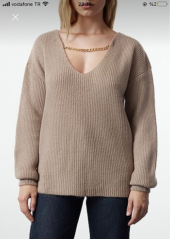 Boynu Zincir Detaylı Derin V Yaka Yumuşak Bej Kazak - Görsel 3