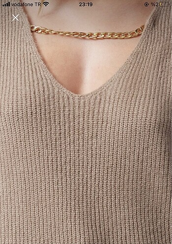 Boynu Zincir Detaylı Derin V Yaka Yumuşak Bej Kazak - Görsel 4