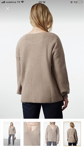 Boynu Zincir Detaylı Derin V Yaka Yumuşak Bej Kazak - Görsel 5