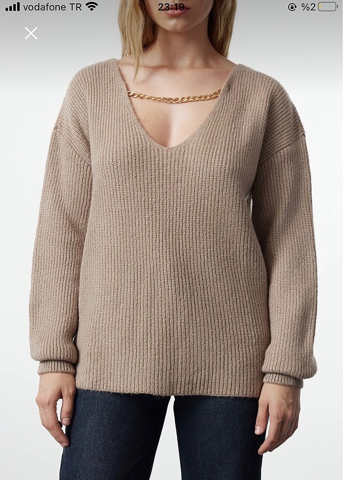 Boynu Zincir Detaylı Derin V Yaka Yumuşak Bej Kazak - Görsel 3