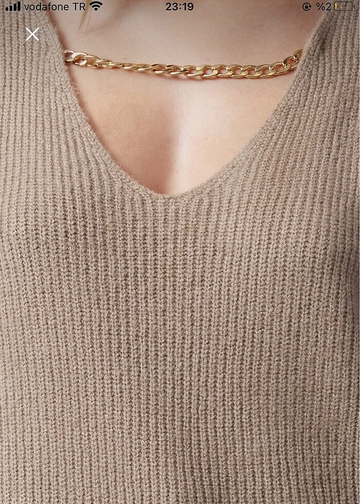 Boynu Zincir Detaylı Derin V Yaka Yumuşak Bej Kazak - Görsel 4