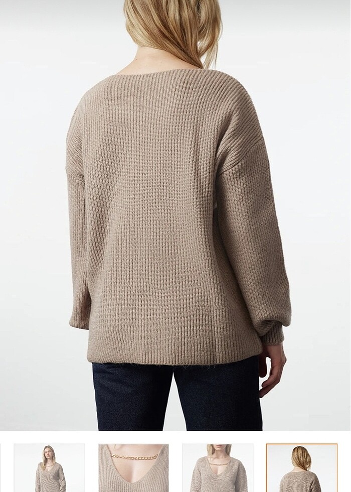 Boynu Zincir Detaylı Derin V Yaka Yumuşak Bej Kazak - Görsel 5