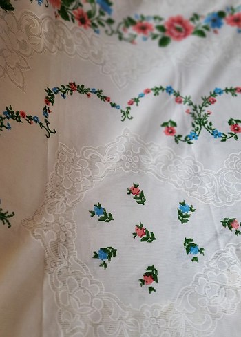 Nakışlı Beyaz Masa Örtüsü - Görsel 3